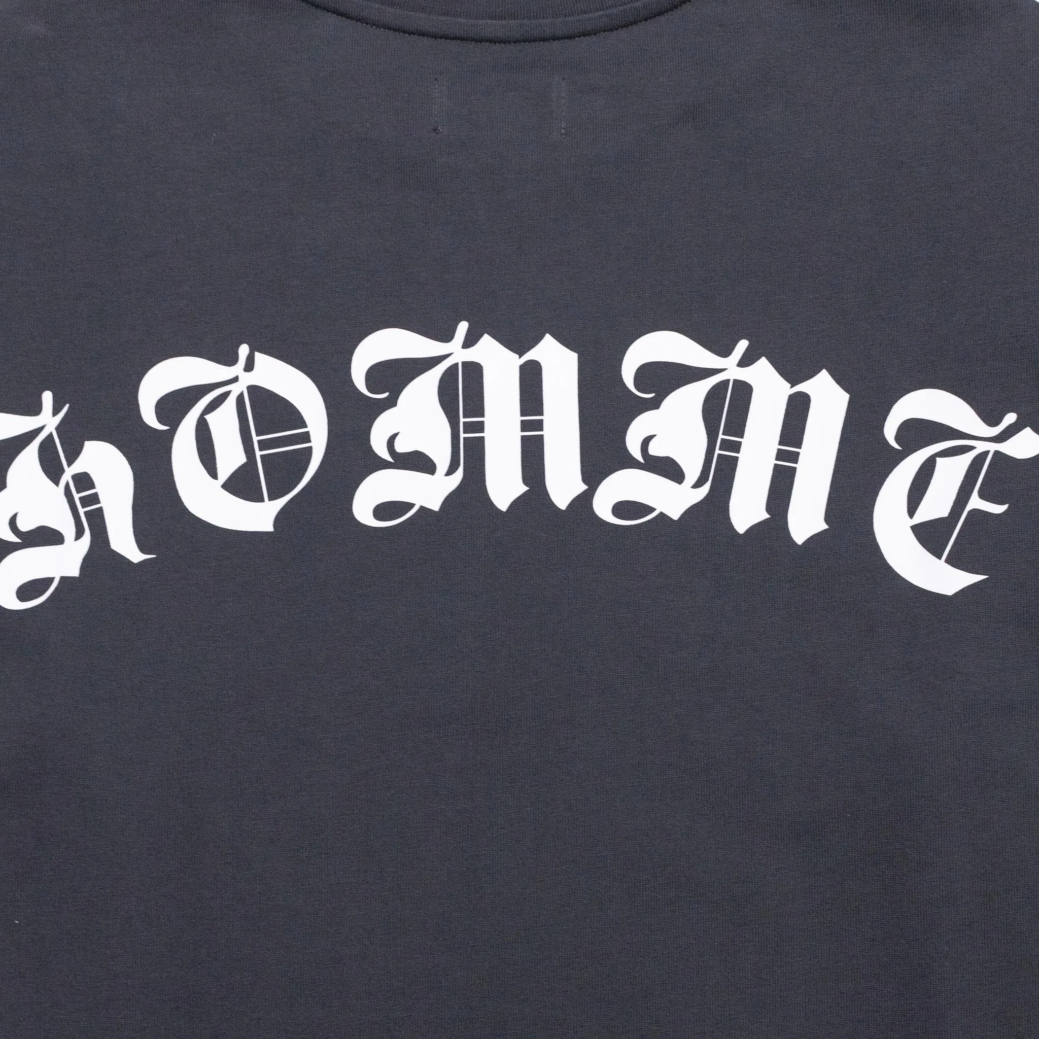 HOMME  Old English Script Tee Charcoal
